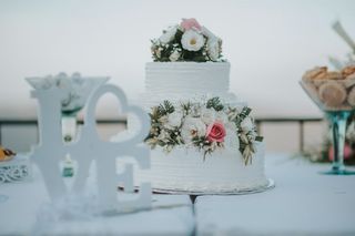 paste de bodal blanco con flores naturales