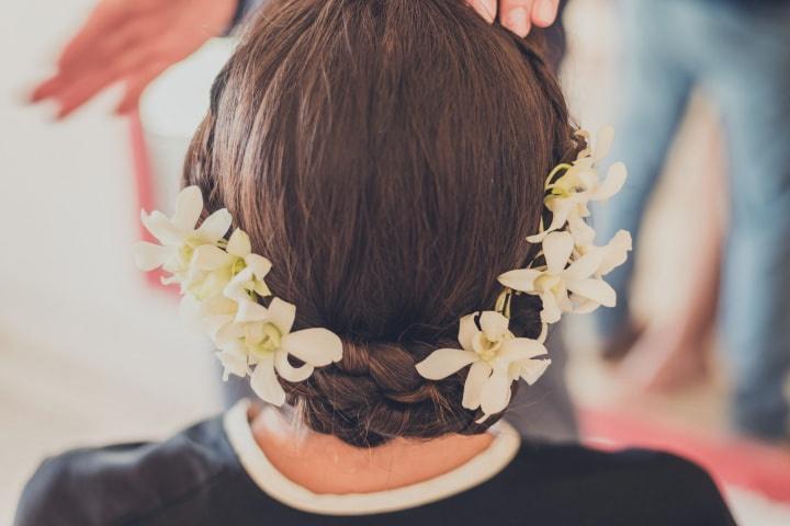 peinados con flores y trenzas