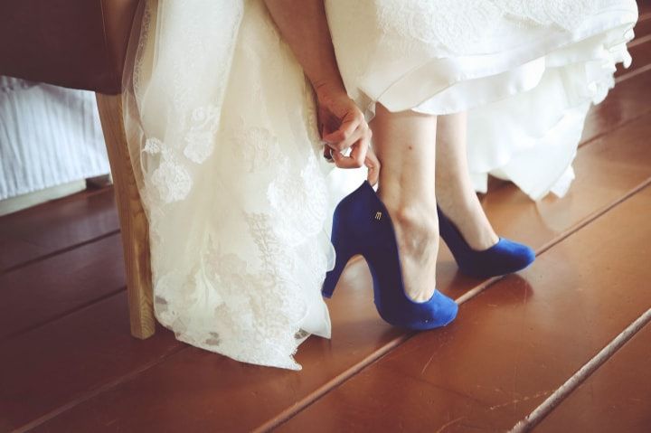25 zapatos de novia azules, ¿cuáles se rinden a tus pies? 