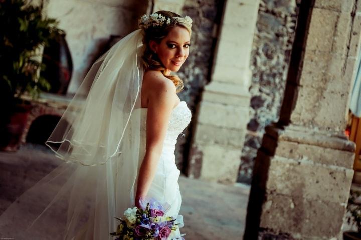 novia con velo y corona de flores