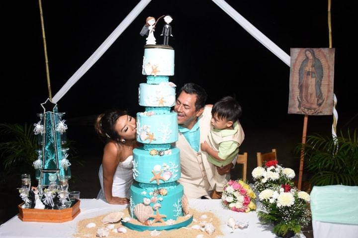 pastel de boda alto decorado con conchas y estrellas de mar