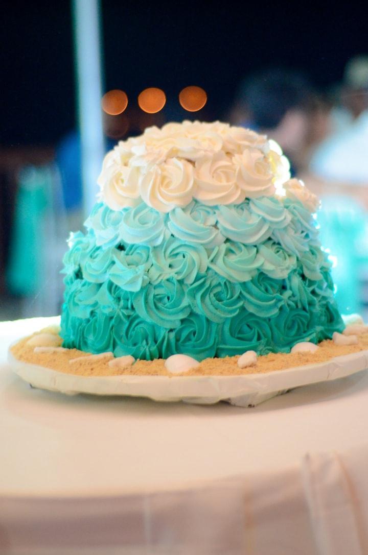 pastel azul y blanco para boda de mantequilla