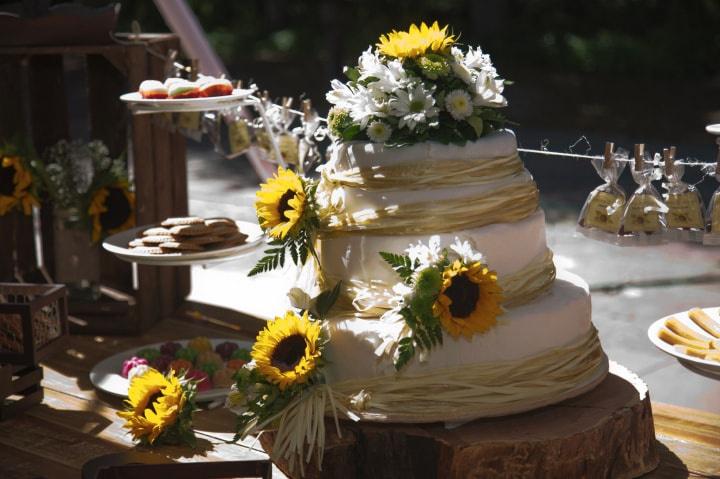 pastel de boda rustico amarillo con girasoles