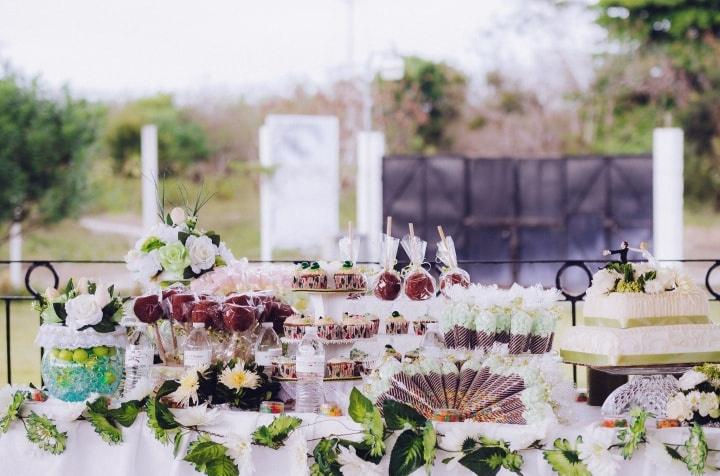 mesa de dulces para boda económica