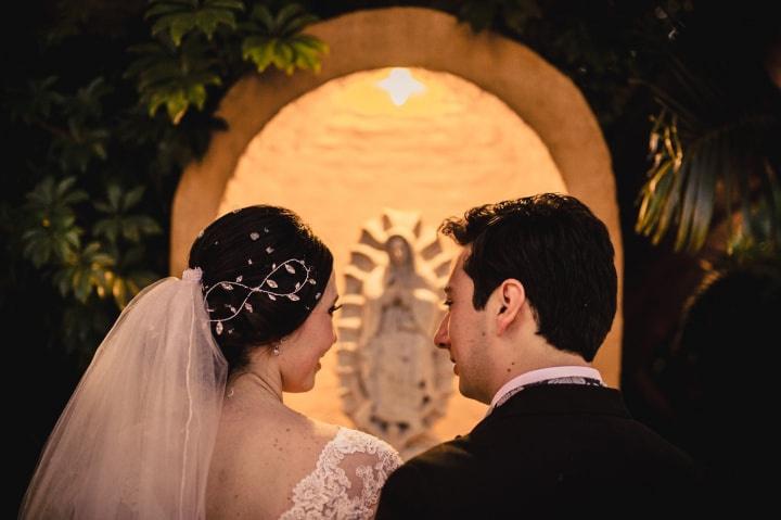 Novios sonriendo frente a la Virgen de Guadalupe