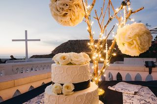 pastel de boda decorado con pompones y cintas