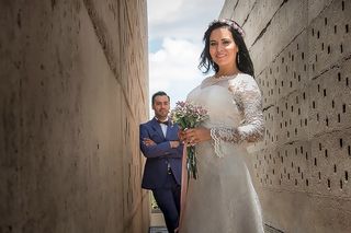 fotografías de boda novio y novia con vestido manga larga y corona de flores