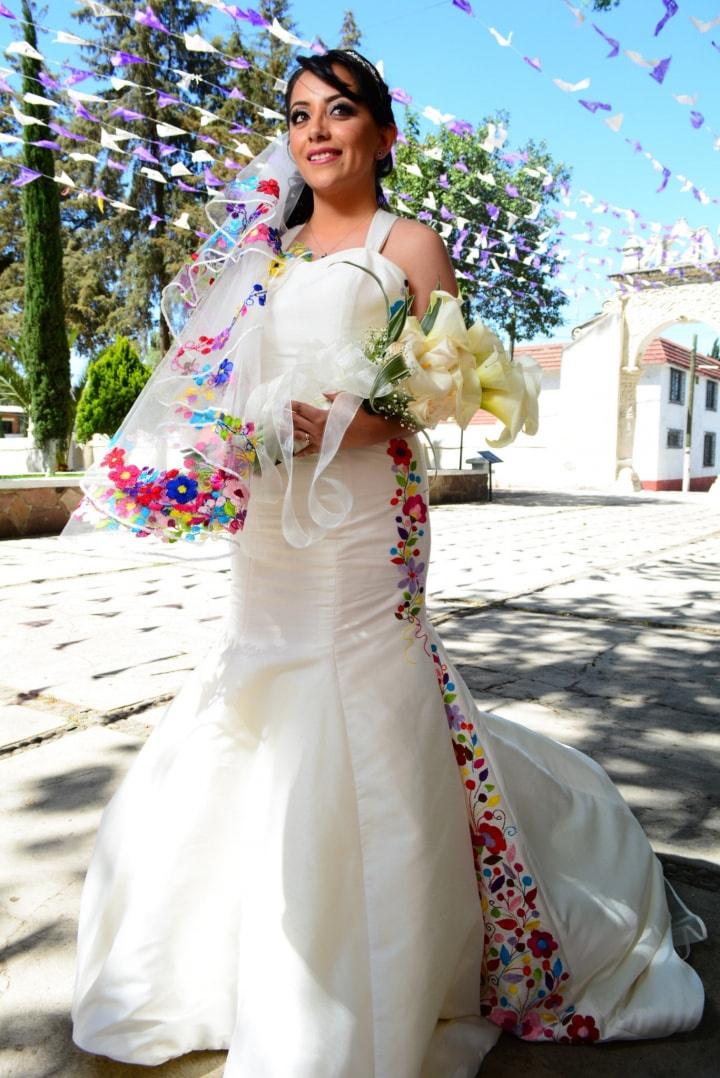 vestidos de novia con bordados de colores - bodas.com.mx
