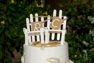 pastel blanco para boda temática playera