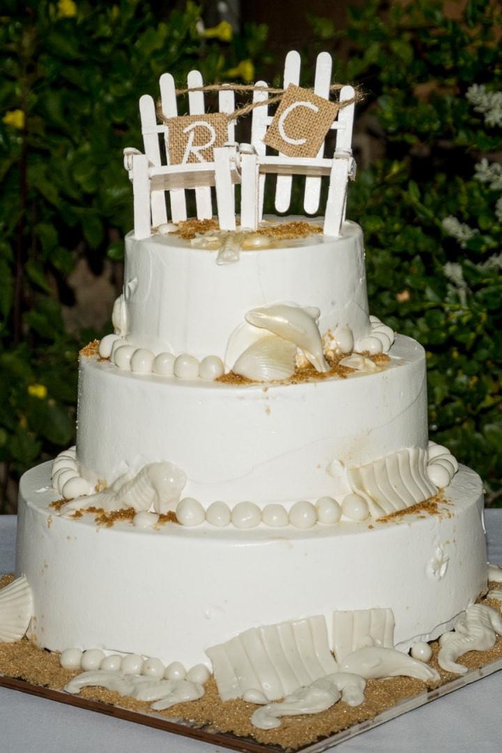 pastel blanco para boda temática playera