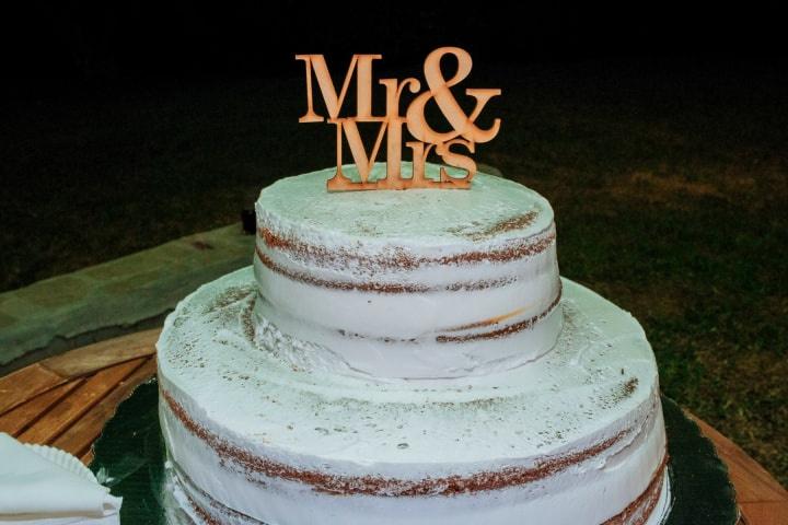 semi nake cake para boda con cake topper de madera mr & mrs