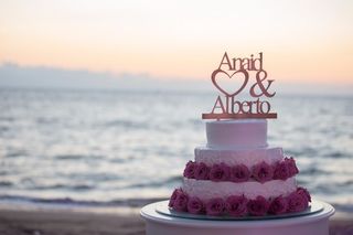 pastel para boda con rosas rojas y cake topper