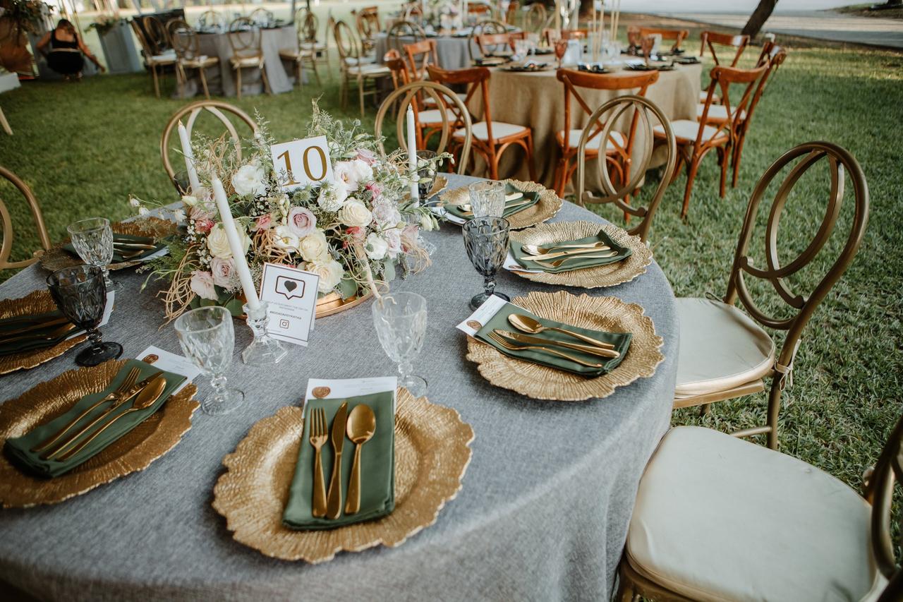 decoración de mesa de boda con vajilla dorada y rosas