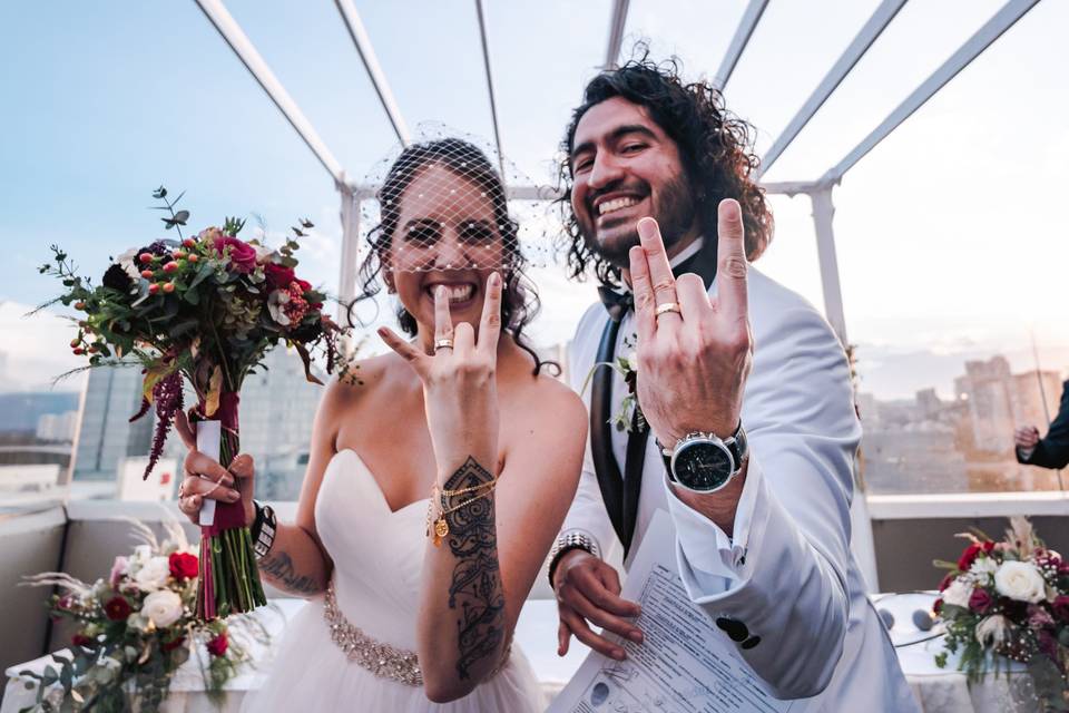 pareja de recién casados mostrando anillos de boda