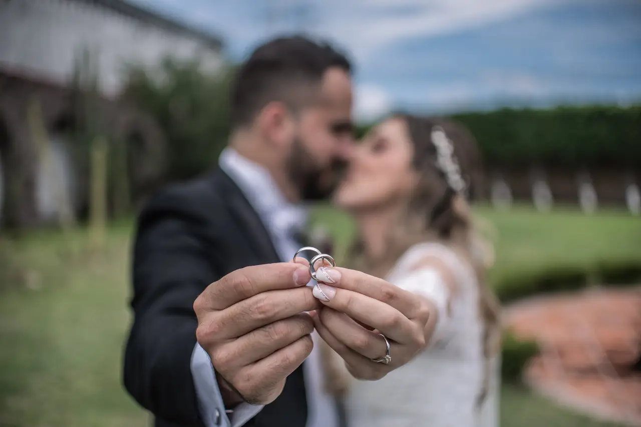 Se entregan anillos matrimonio la boda - bodas.com.mx