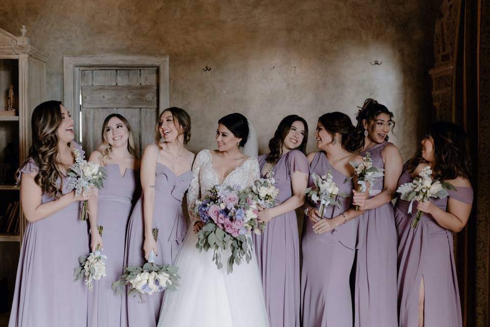Novia y damas de honor con vestidos lilas