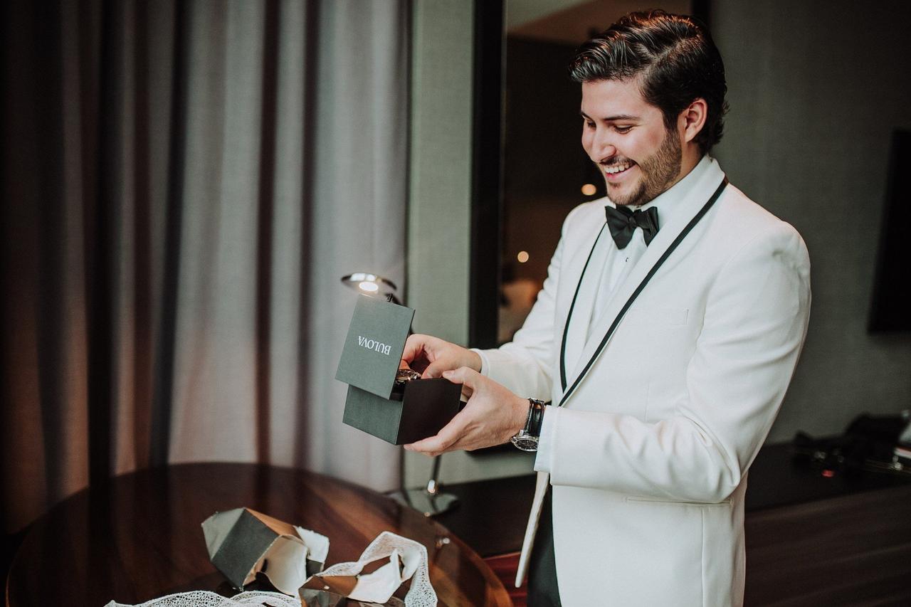 novio recibe reloj de regalo el día de la boda