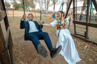 novia con vestido bordado típico mexicano con novio en poses divertidas