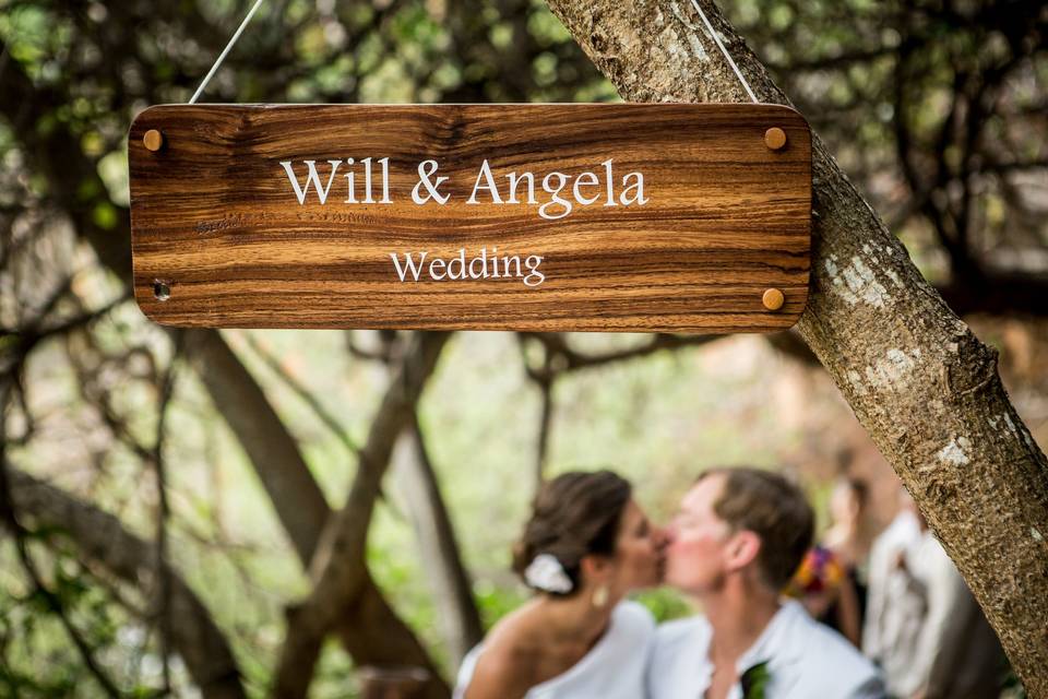 Señalización para boda con cartel de madera en el bosque