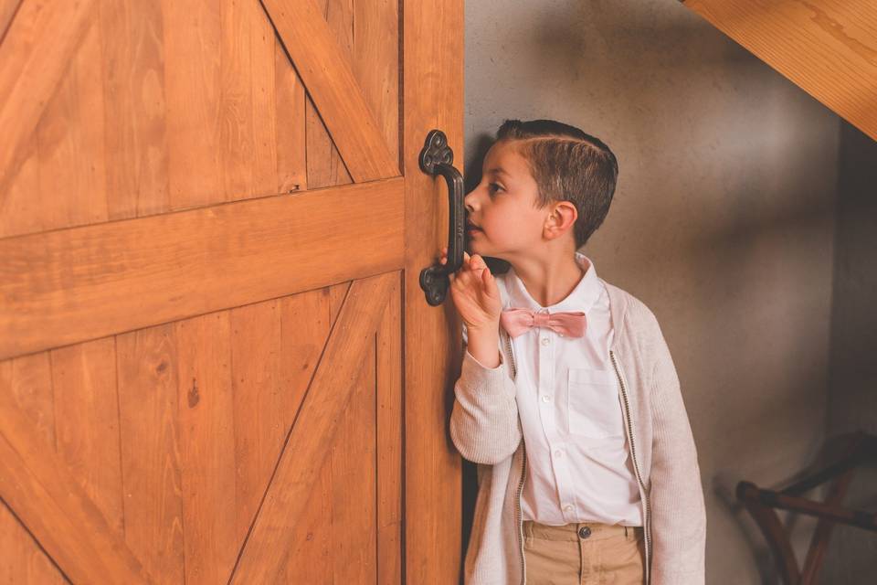 niño asomado en una puerta