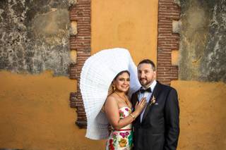 novios en boda con temática mexicana