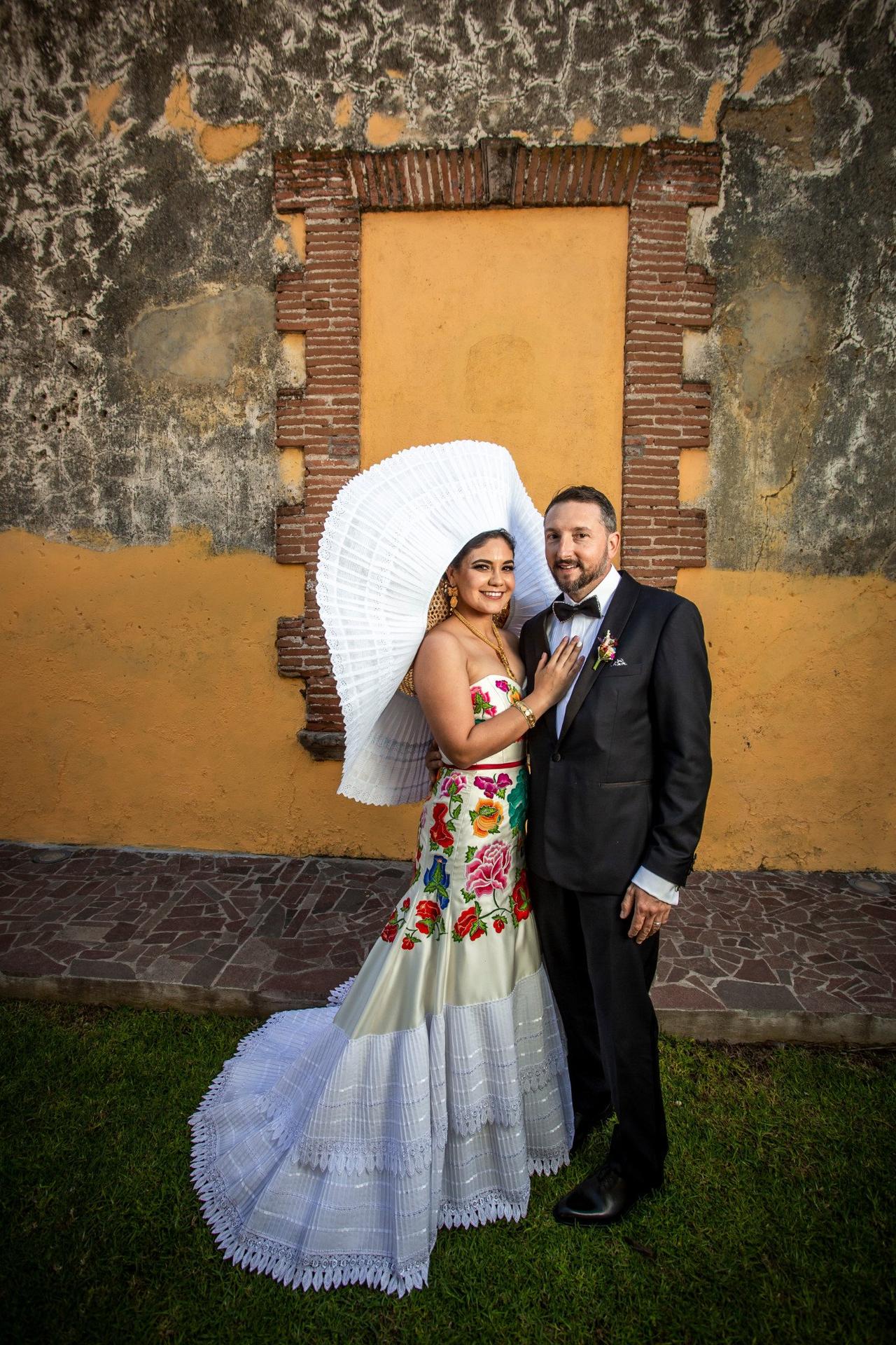 novios en boda con temática mexicana