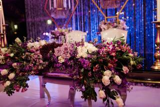 mesa de novios con arreglos florales morados