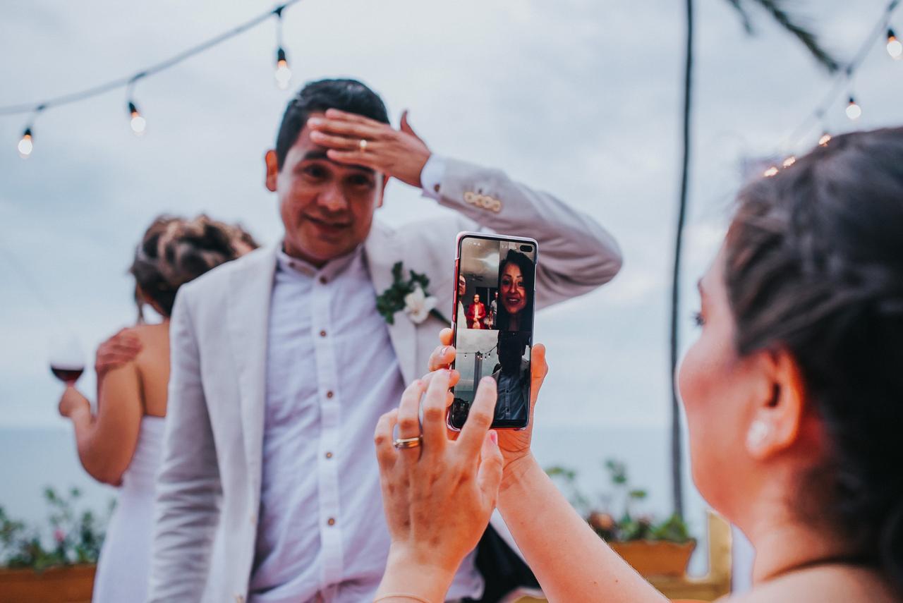 novio saluda a invitados de boda online