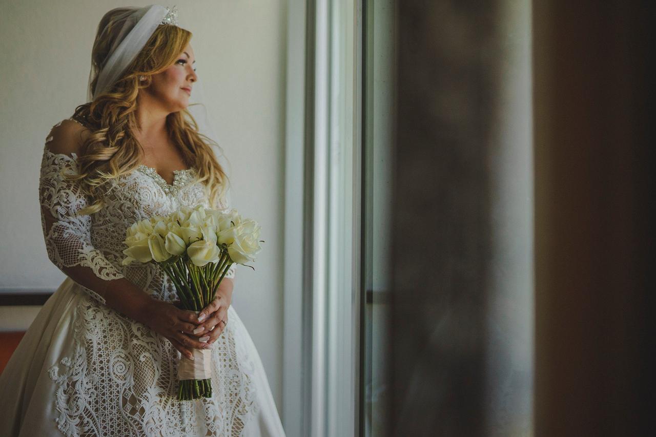 ramo de novia con rosas blancas