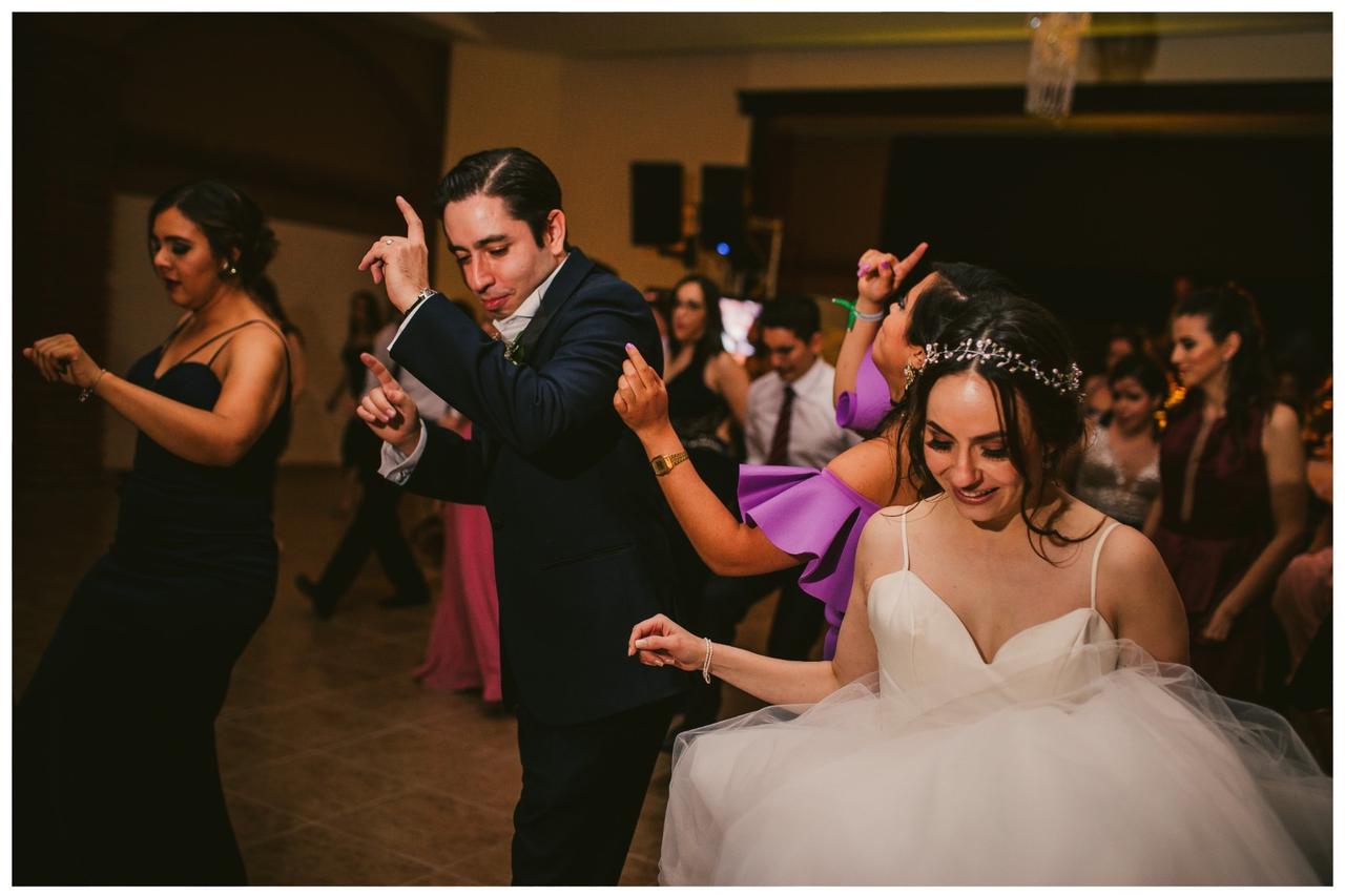 Novios disfrutando su boda 