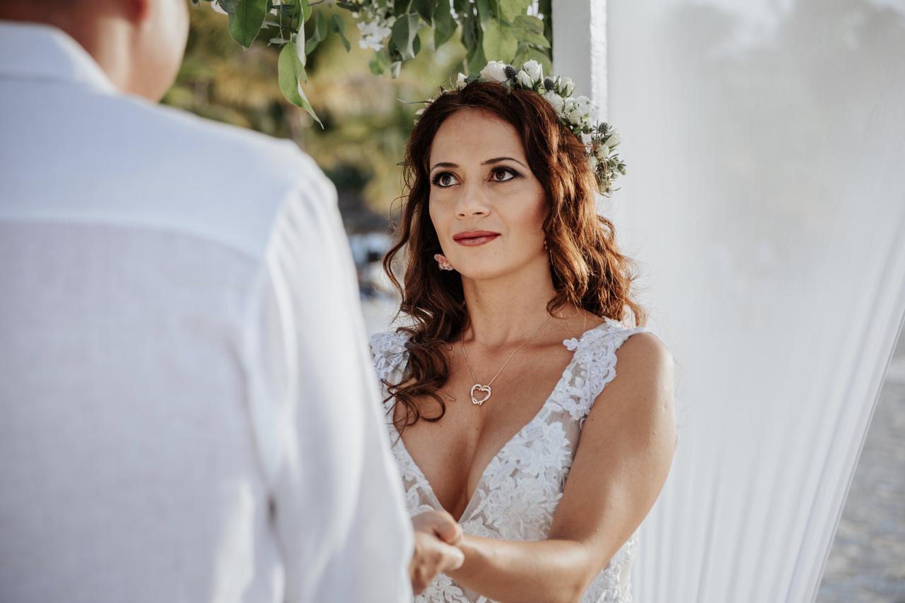 novia en altar con peinado suelto y corona de flores