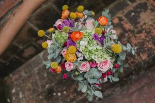 ramo de novia bonito con craspedias, rosas mini y follaje