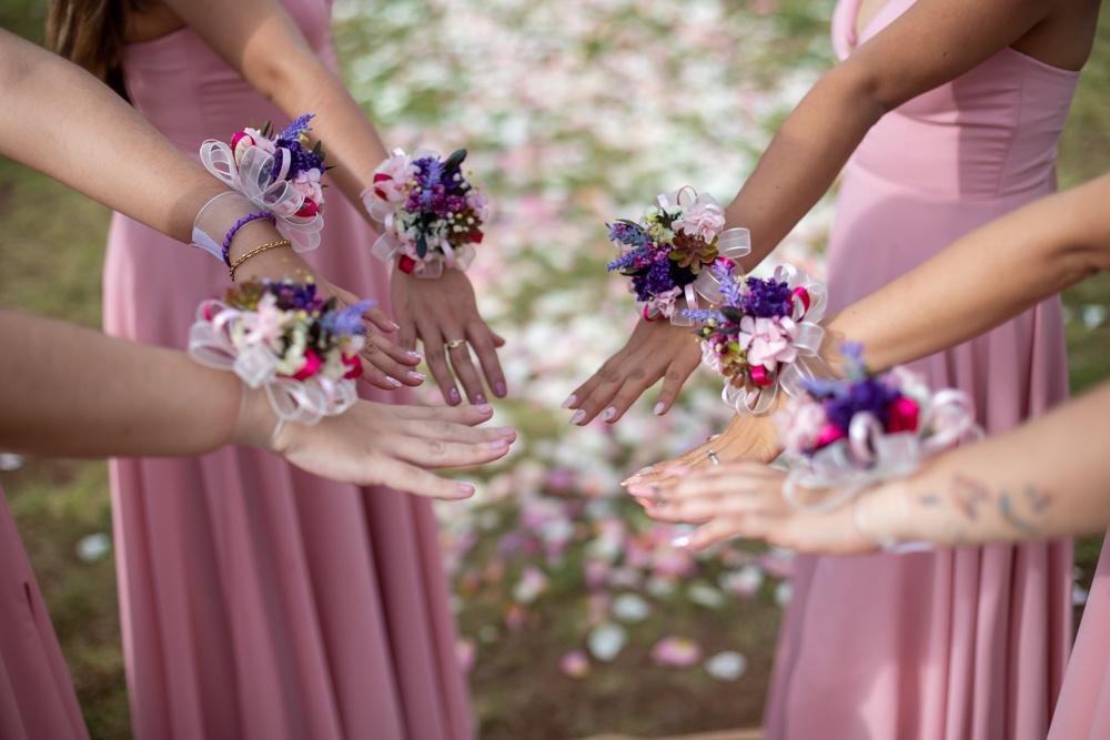 damas de honor con ramo pulsera color morado