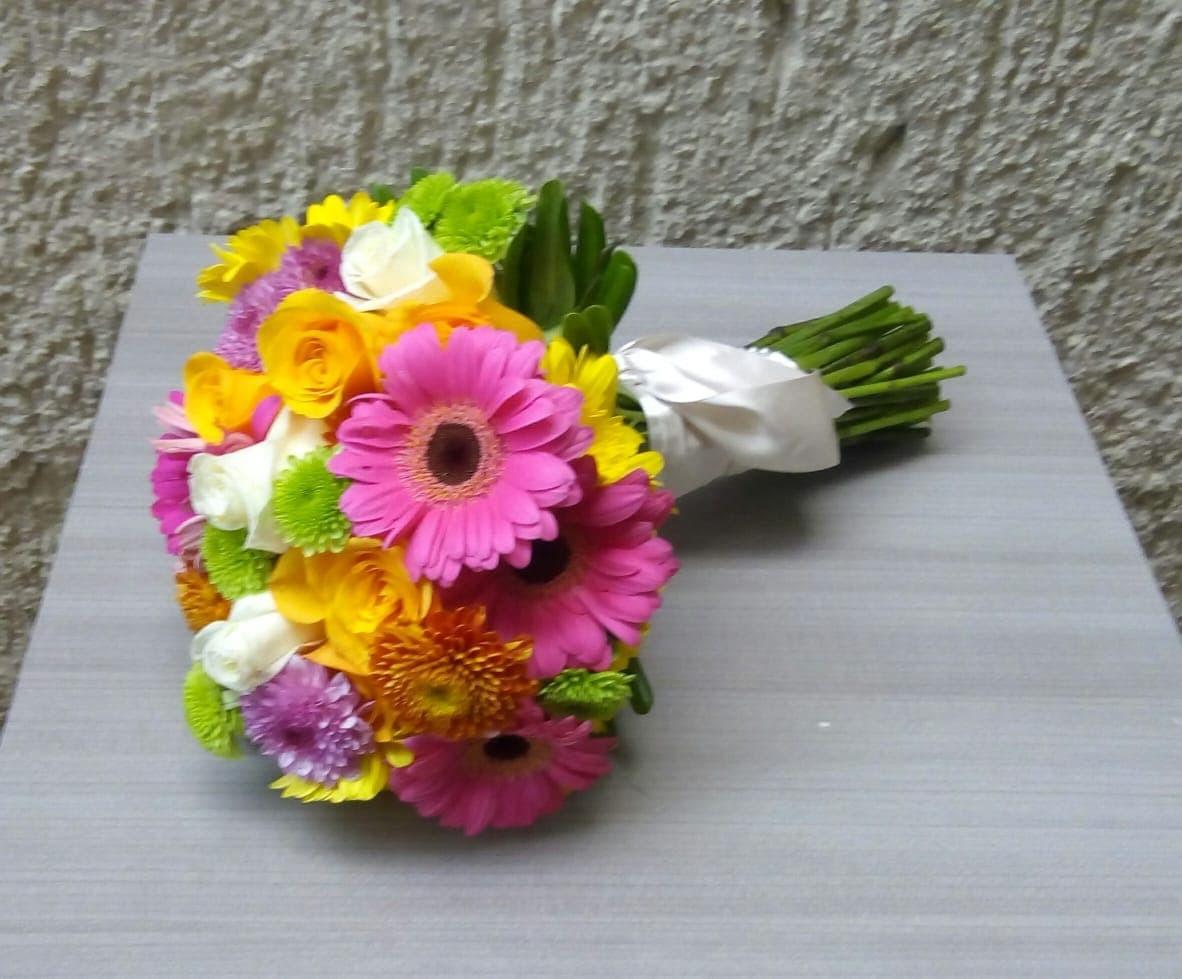 ramo de novia con gerberas de colores