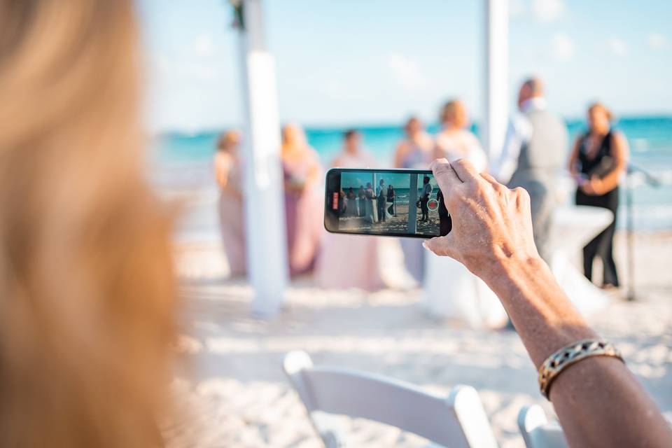 Invitados en boda virtual en la playa