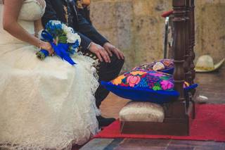 novios en altar con cojín decorado con bordados tradicionales