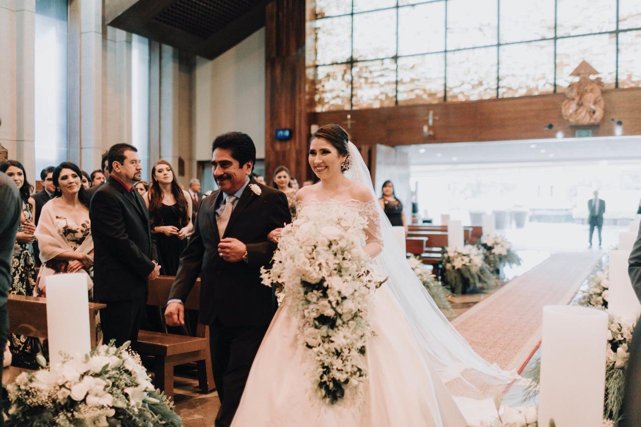 Novia entrando a la iglesia del brazo de su papá