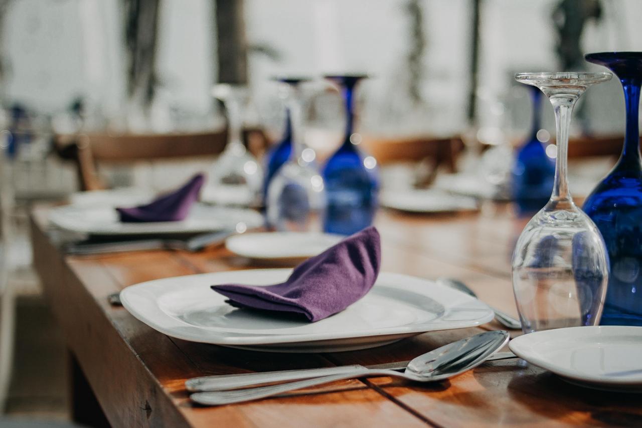 mantelería morada para banquete de boda