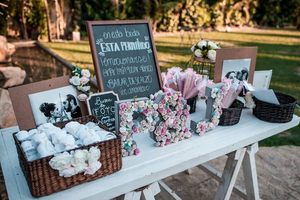 Mesa de recuerdos para boda al aire libre personalizada