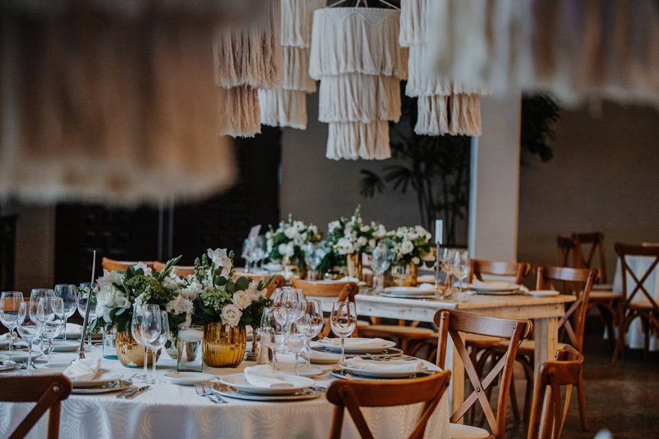 Decoración de boda de un salón de banquetes en un restaurante.