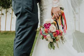 romántico ramo de novia con flores