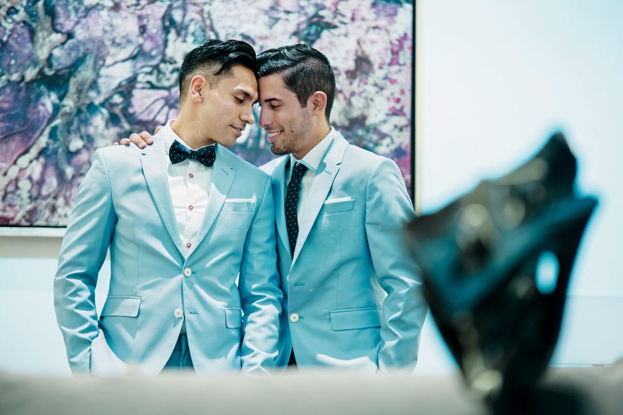 Trajes para novios gays: ideas para elegir el look nupcial - bodas.com.mx