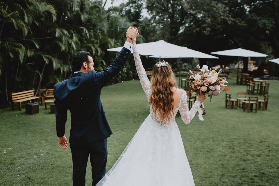 Pareja de recién casados entrando a recepción de boda