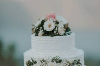 pastel de boda con flores blancas dos niveles