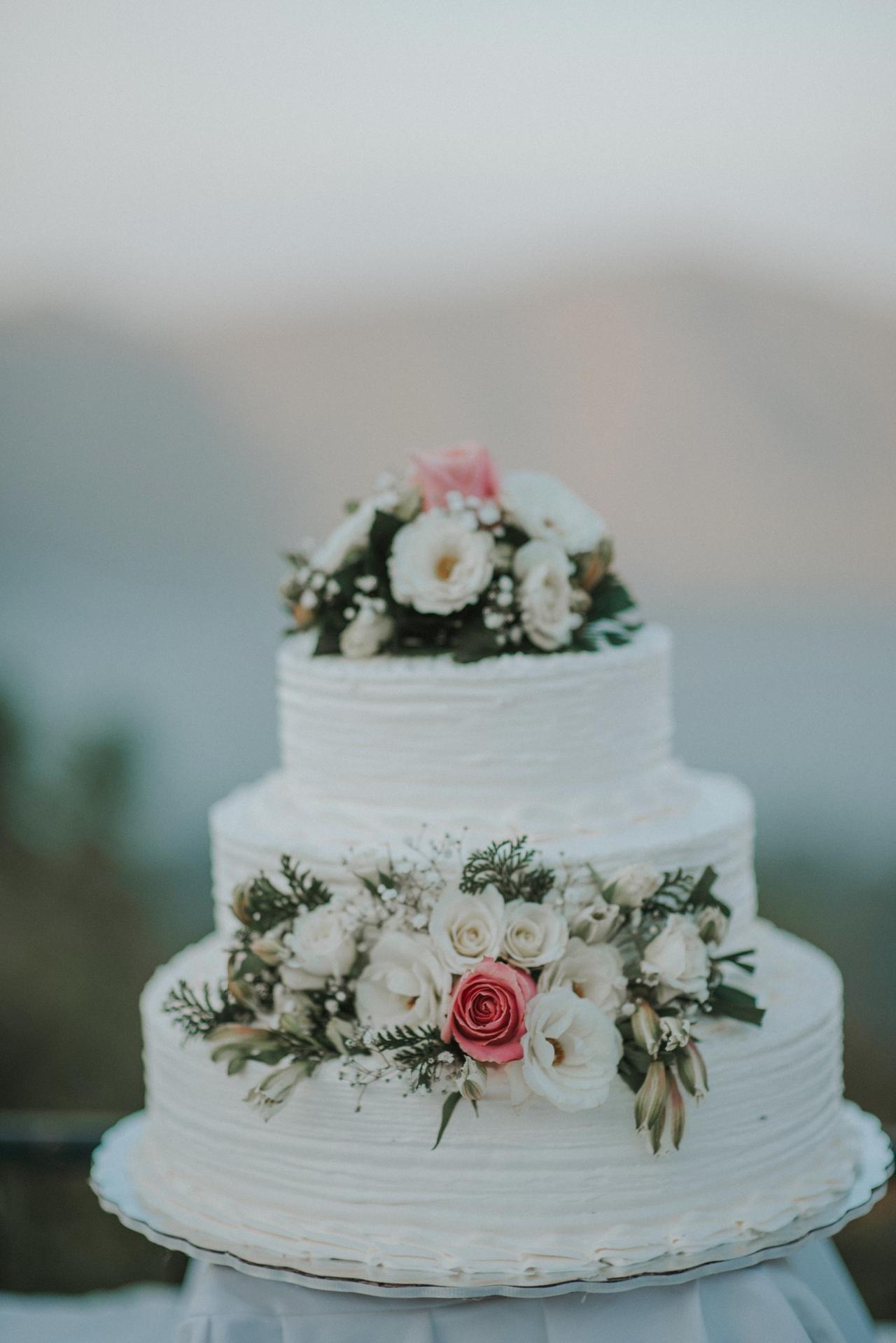 pastel de boda con flores blancas dos niveles