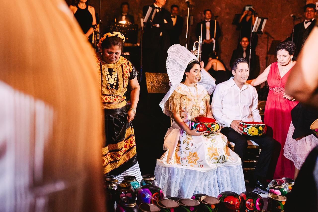 novios en ceremonia de boda de estilo mexicano