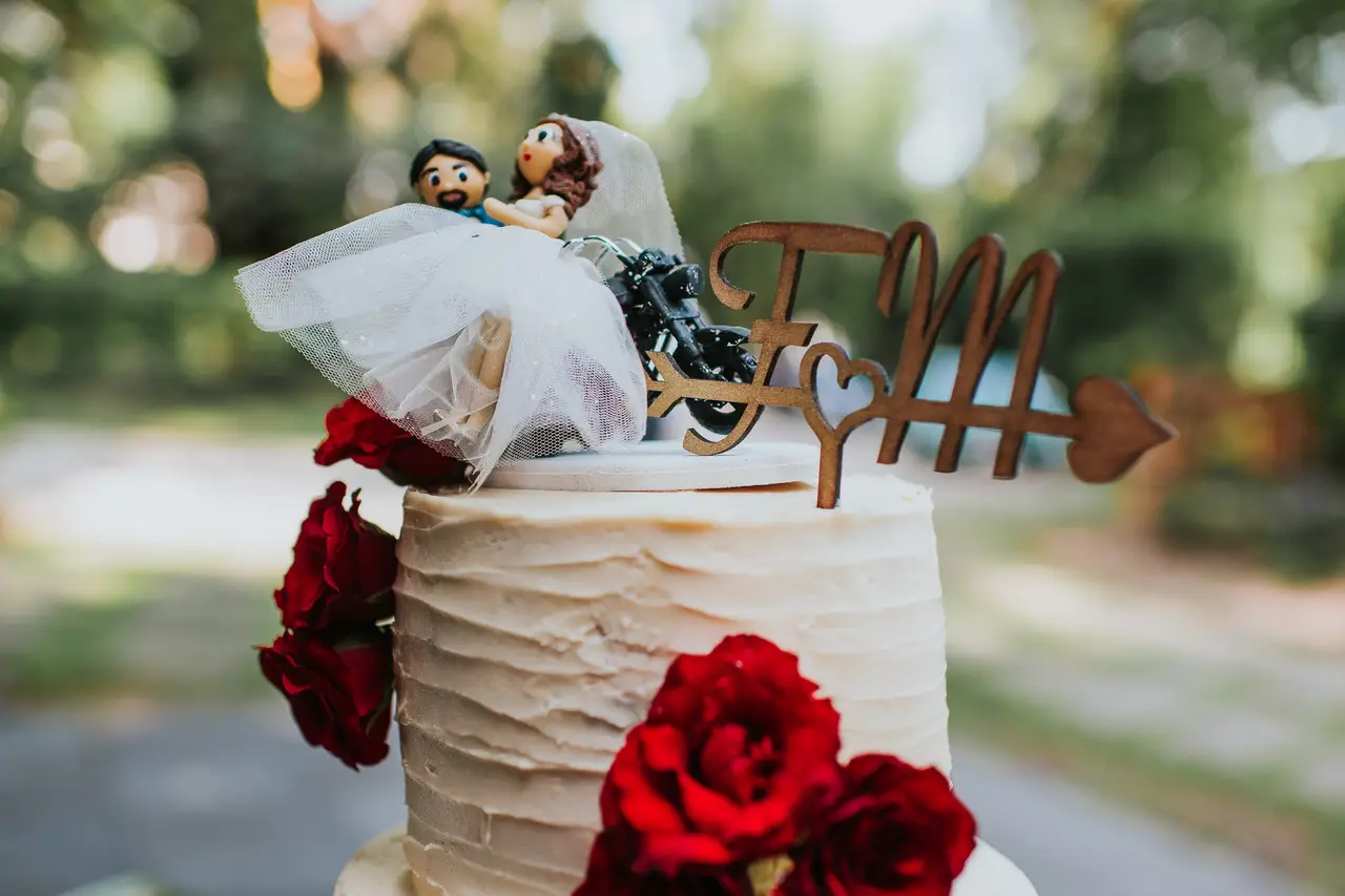 6 recomendaciones para el 'cake topper' de su pastel de boda 