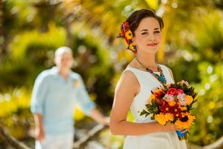 Novia con ramo con girasoles y tocado en su peinado