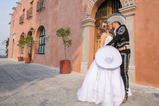 beso de novios en sesion posboda