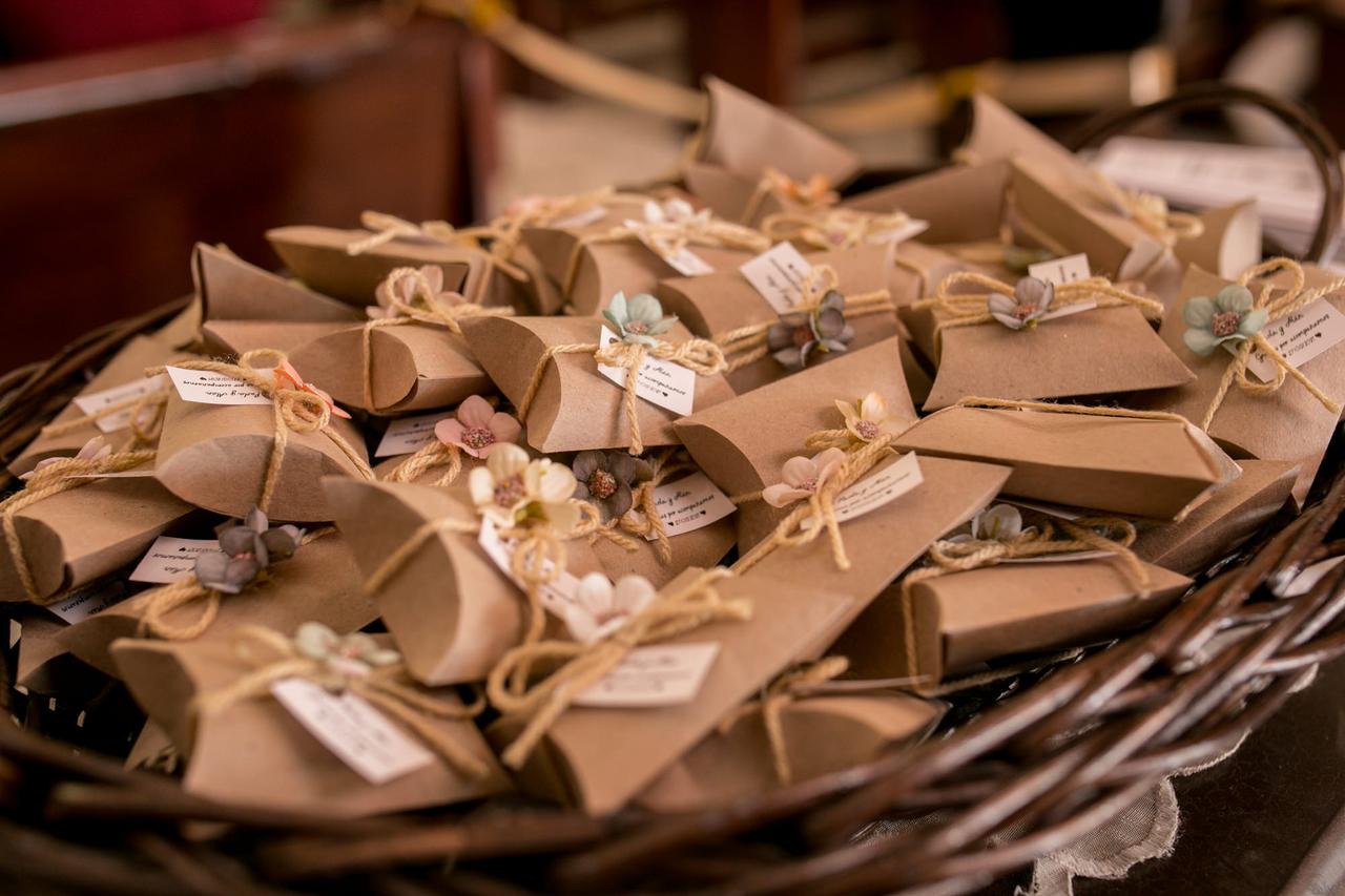 recuerdos de boda para invitados envueltos en cajas pequeñas de material reciclado